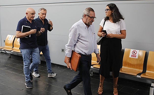 Toño Pérez y José Polo, propietarios de Atrio, el pasado mes de agosto cuando fueron a declarar al juzgado. 