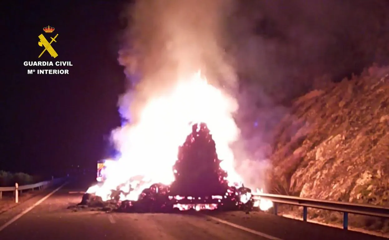 El incendio de un camión cargado de paja obliga a cortar un tramo de la  A-66 | Hoy