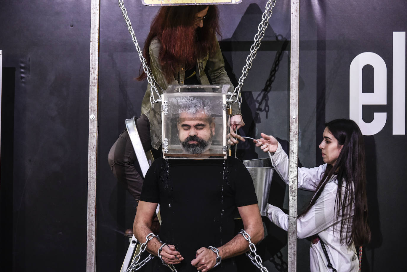 Víctor Cerro durante su espectáculo de escapismo.