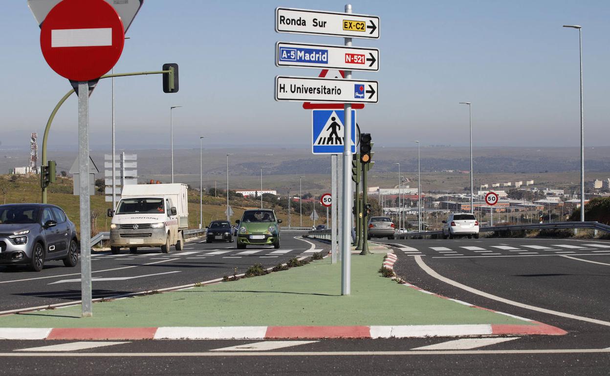 Vehículos por la Ronda Sureste a la altura de la glorieta que conecta con la carretera de la Montaña. 