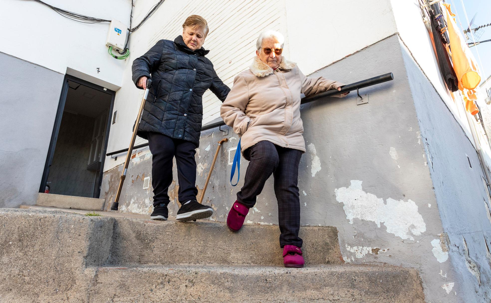 Venancia y Honoria bajan las escaleras que piden que sean sustituidas por una rampa. 