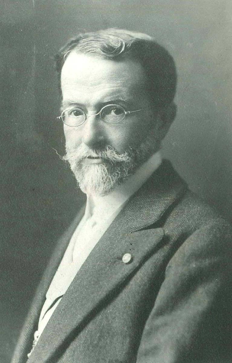 Comba acompañó a Alfonso XII en todos los viajes que realizó por España y también en su gira por Centroeuropa. Fue distinguido por la Casa Real.