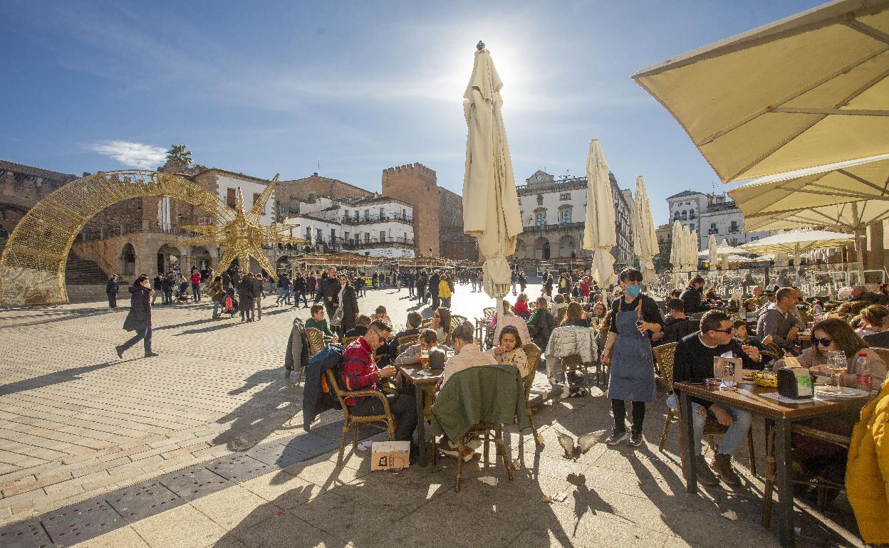 Terrazas en la Plaza Mayor de Cáceres.