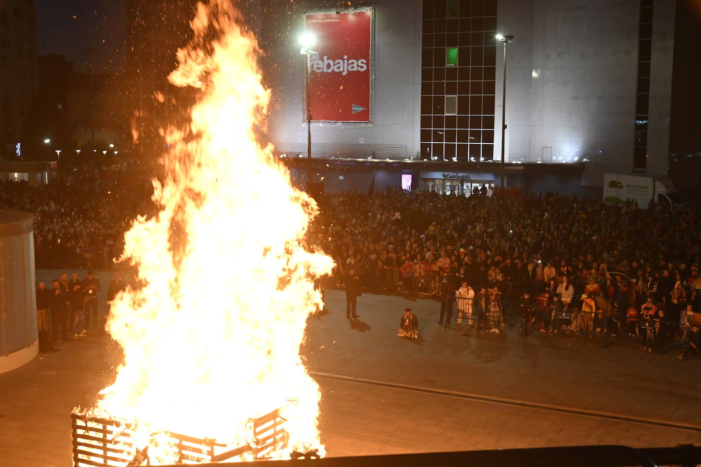 Fotos: Las candelas de Santa Marina calientan el Carnaval