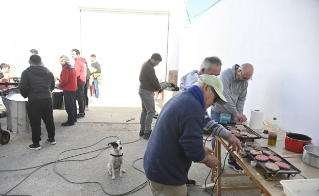 Miembros de La Bullanguera preparan una barbacoa junto a su local en El Nevero. 