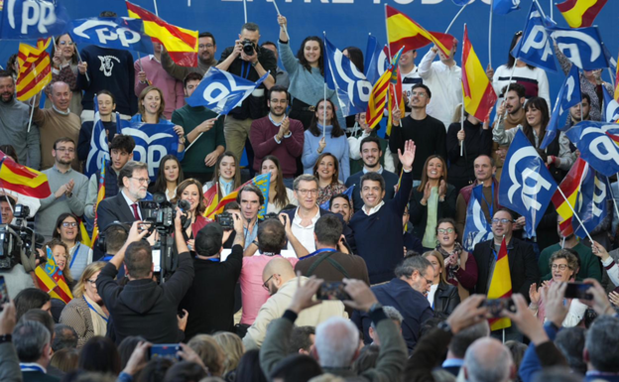 Feijóo clausura la runión intermunicipal del PP en Valencia, jnto a los expresidentes Aznar y Rajoy y los candidatos Mazón y Catalá