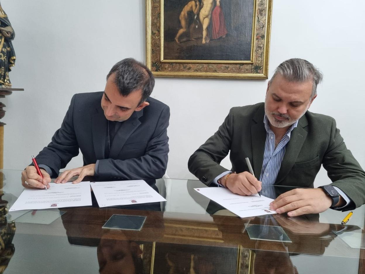 Ernesto Brotóns y Fernando Pizarro firman los convenios. 