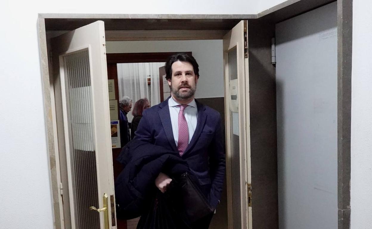 Raúl Montaño, que lleva la acusación de Tubasa como perjudicada, abandona la sala de vistas.