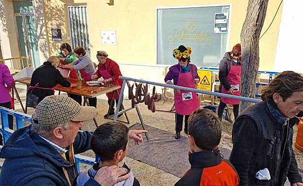 Imagen principal - Éxito de asistencia en la Primera Matanza Didáctica de Calamonte