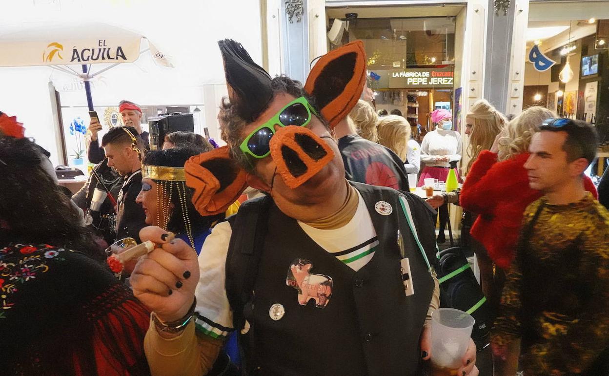 Un hombre disfrazado en el Carnaval de Badajoz. 