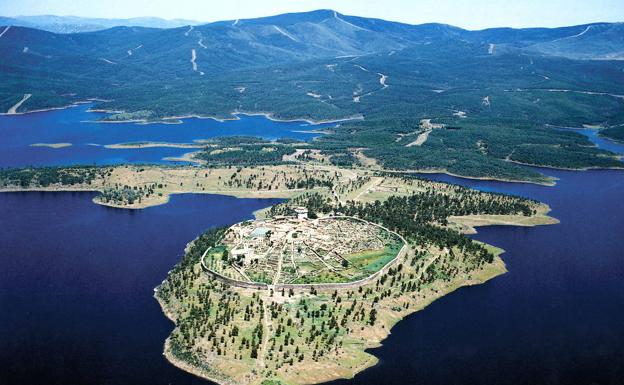 Vista aérea de Granadilla, en una península del embalse cacereño de Gabriel y Galán. 