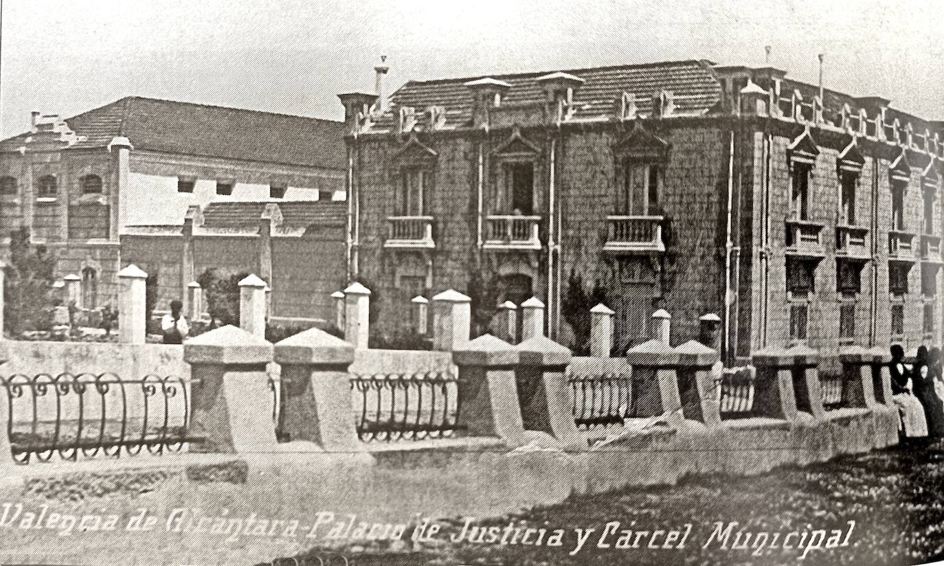 Postal de 1918 del Palacio de Justicia y la cárcel municipal de Valencia de Alcántara.