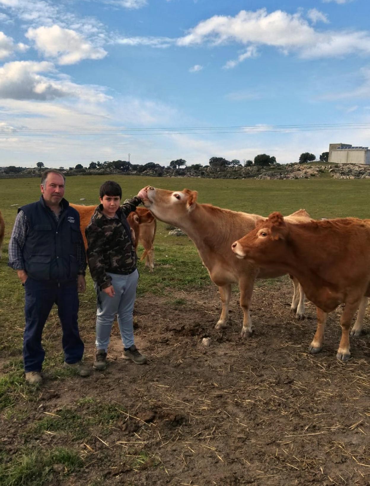 Francisco Alberto Vaquero con su hijo y algunas de sus vacas. 