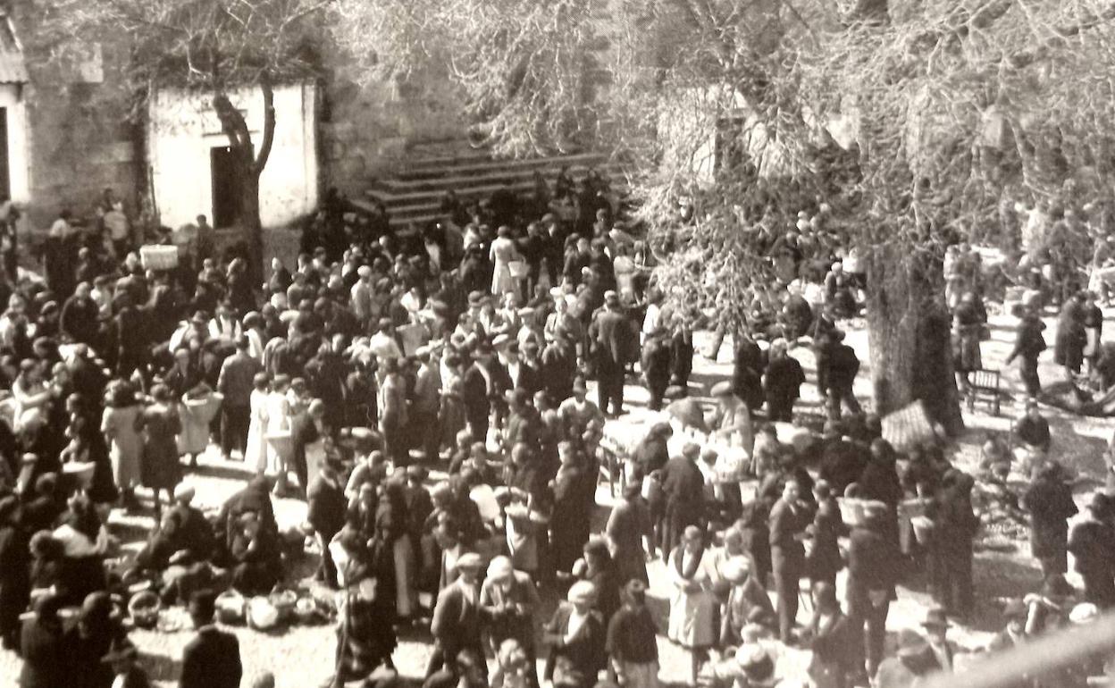 Mercado en Valencia de Alcántara en 1930. 