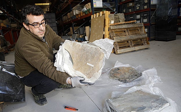 El arqueólogo José Miguel González muestra algunos de los grabados pastoriles que se han encontrado durante las obras. 