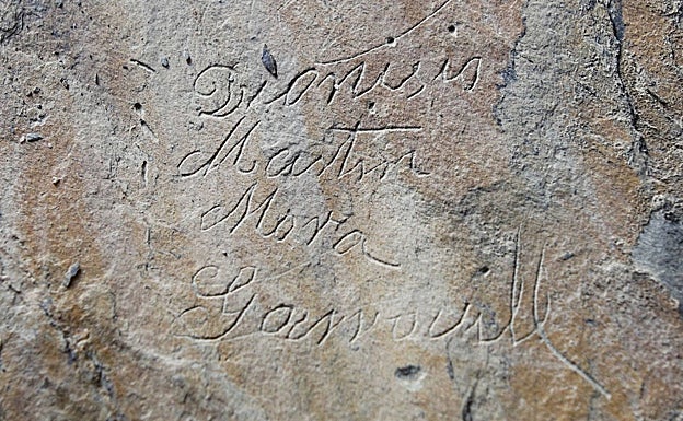 Grabado en el que se lee: «Dionisio Martin Mora. Garrovillas». 