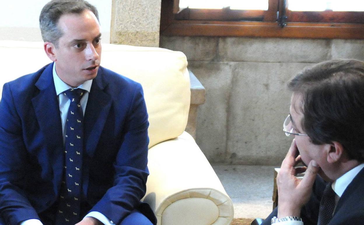 José María Gallardo, presidente de la Federación Extremeña de Caza, charla con Guillermo Fernández Vara en presidencia de la Junta. 