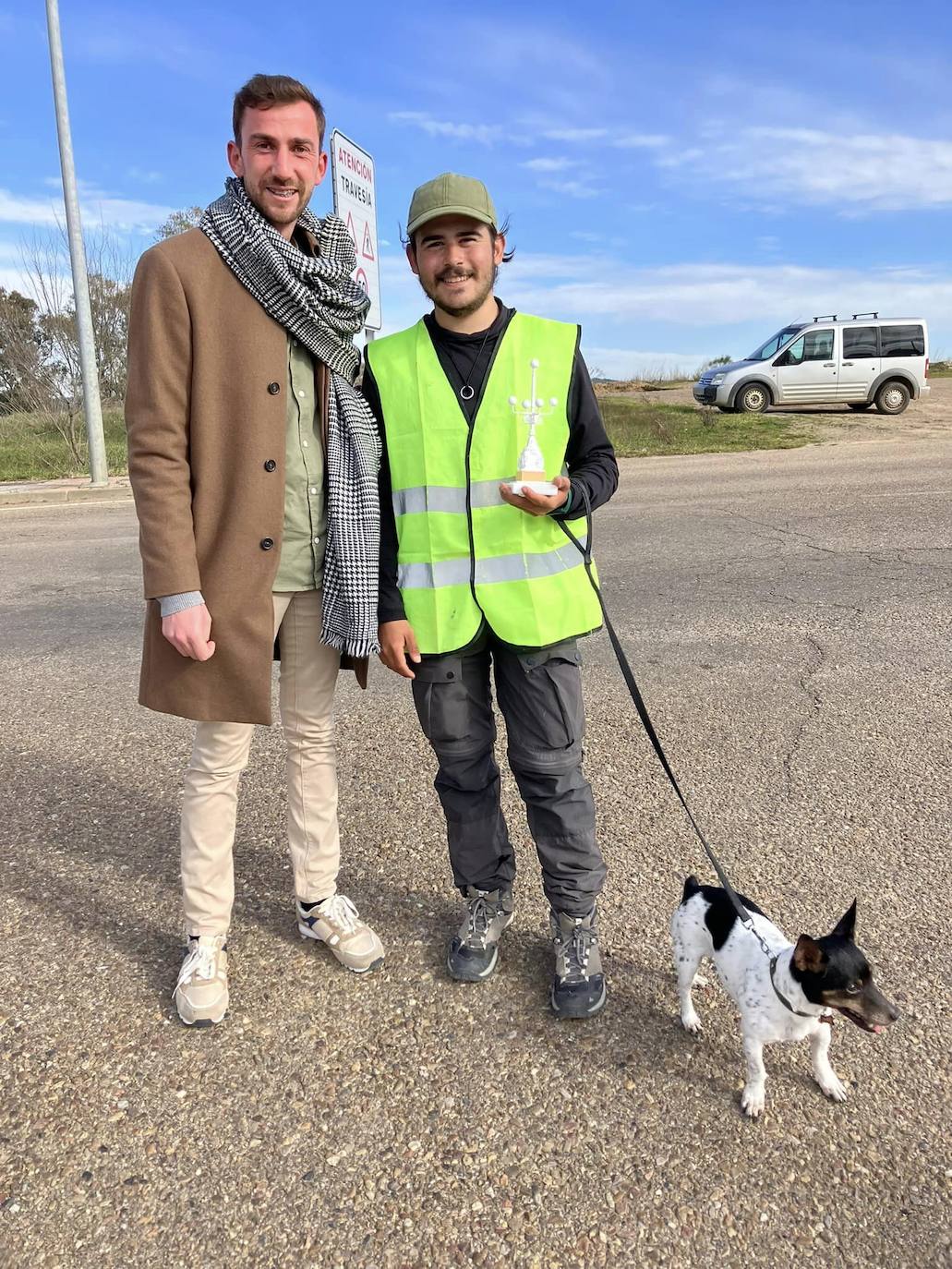 Imagen secundaria 2 - Arriba, emotivo encuentro con su madre, María José Mulero. Abajo, a la izquierda, junto a sus incondicionales amigos Carlos Pla, José Ángel Fernández y Javier González. A la derecha, junto al concejal Alejandro López. 