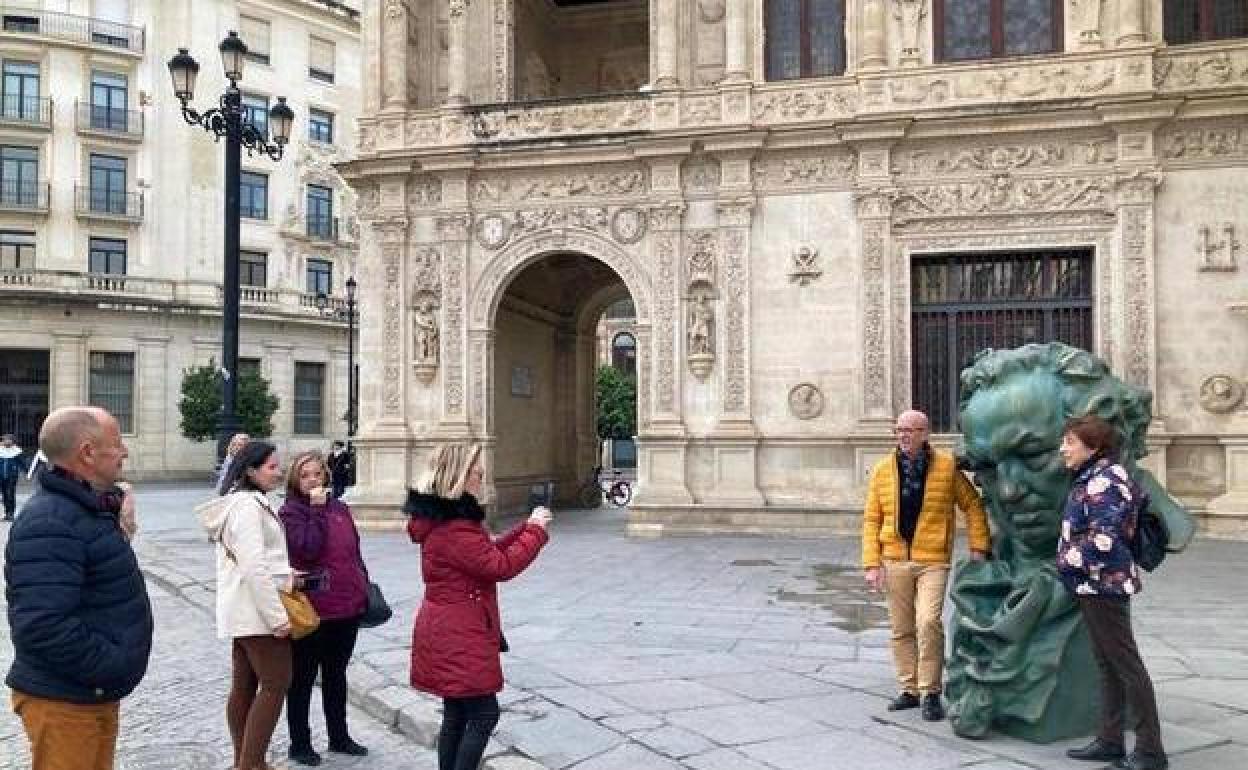 Los sevillanos se fotografían ante las réplicas de los Goya