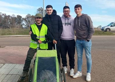Imagen secundaria 1 - Arriba, emotivo encuentro con su madre, María José Mulero. Abajo, a la izquierda, junto a sus incondicionales amigos Carlos Pla, José Ángel Fernández y Javier González. A la derecha, junto al concejal Alejandro López. 