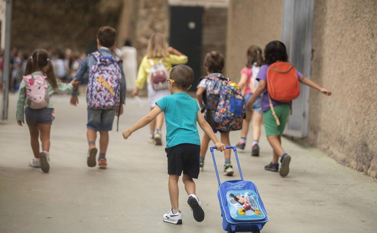 Niños a la entrada de un colegio de Cáceres en una imagen de archivo. 