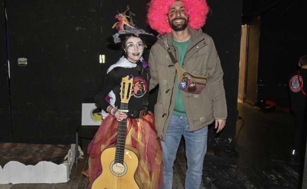 Lucía Carrasco y Manuel García, monitores de Aula de Carnaval del Sopeña, esta mañana entre bambalinas.