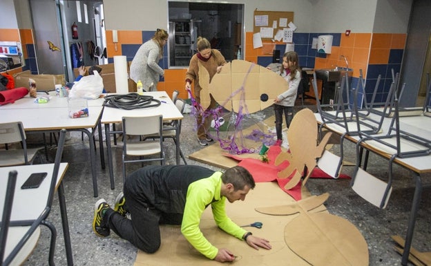 Preparativos en el colegio Prácticas, cuyo disfraz estará inspirado en los fondos marinos. 