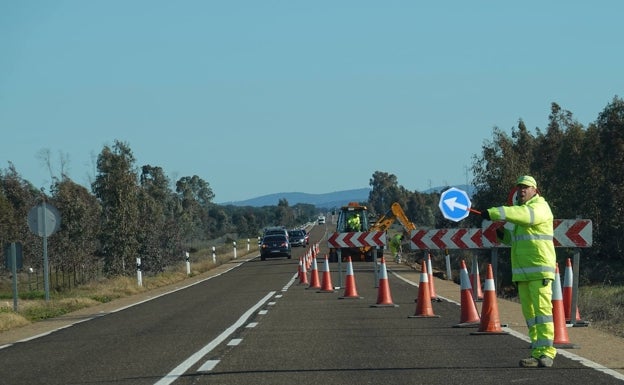 En varios tramos los dos carriles se convierten en uno por los trabajos en los arcenes. 