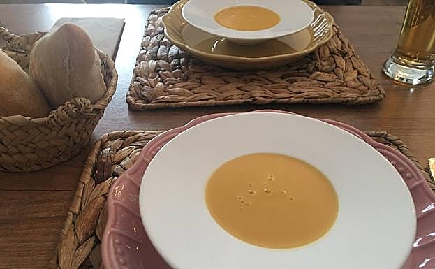 Aperitivo de crema de calabaza, de cortesía.