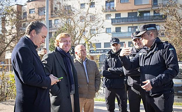 El jefe de la Policía Local, Rubén Muñoz, habla con el alcalde, Ignacio Gragera, durante la visita realizada este lunes. 