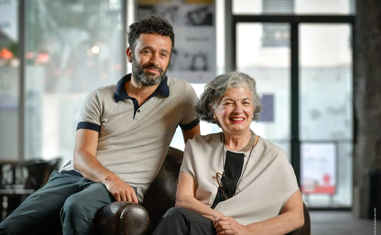 El director de cine Rodrigo Sorogoyen junto a su madre, María Jesús del Amo, que vive en Extremadura desde el año 2016. 