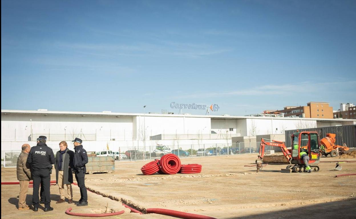 El alcalde ha visitado la parcela donde se trabaja para crear el parque infantil de educación vial.
