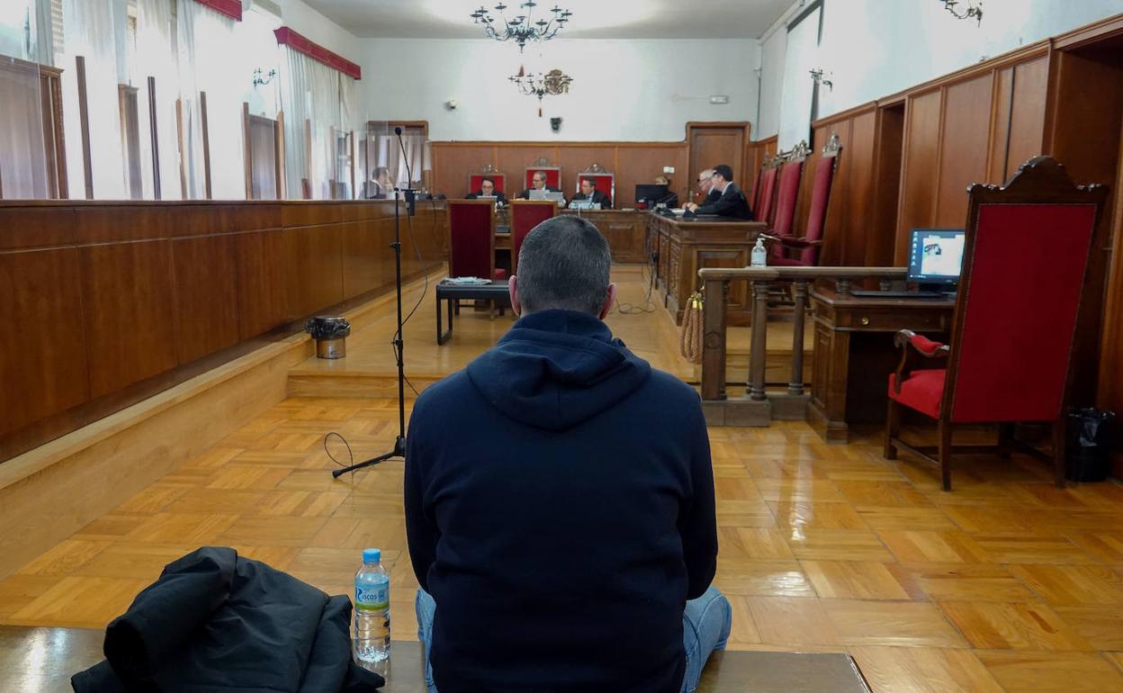 El acusado durante el juicio por agresión sexual que se celebró en la Audiencia de Badajoz.