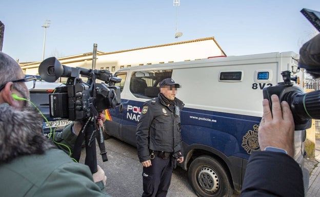 Momento de la llegada de los acusados en un furgón policial al Palacio de Justicia de Cáceres. 