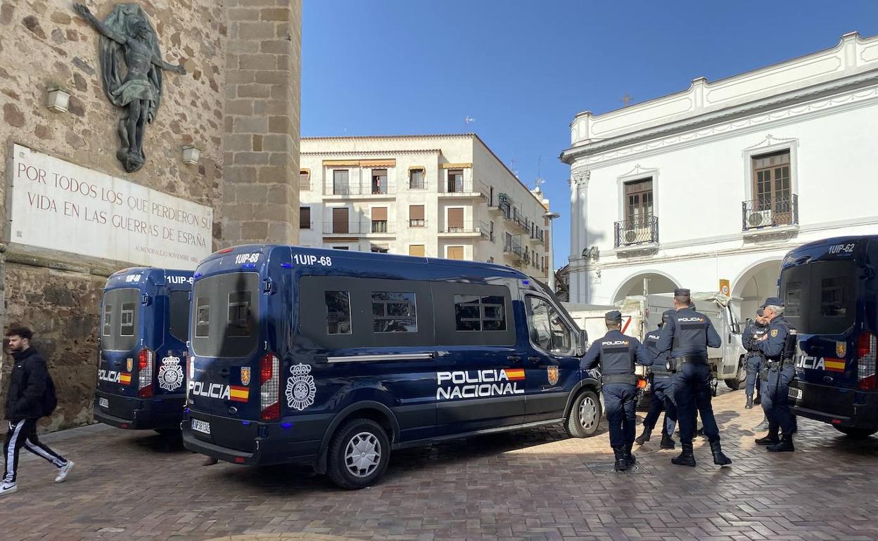 Se movilizaron entre 150 y 200 efectivos en una de las mayores operaciones antidroga que se ha visto en Almendralejo
