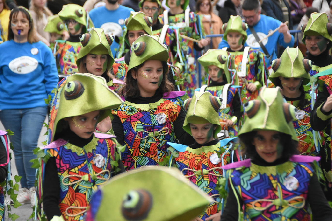 Fotos: Los comparseros más pequeños sirven el aperitivo del gran desfile de Carnaval