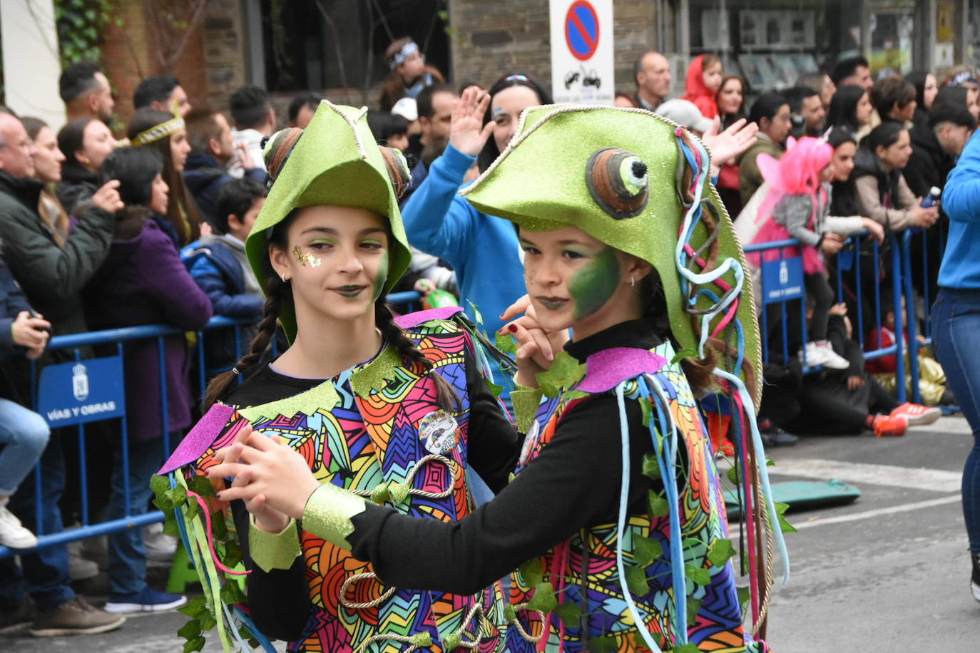 Fotos: Los comparseros más pequeños sirven el aperitivo del gran desfile de Carnaval