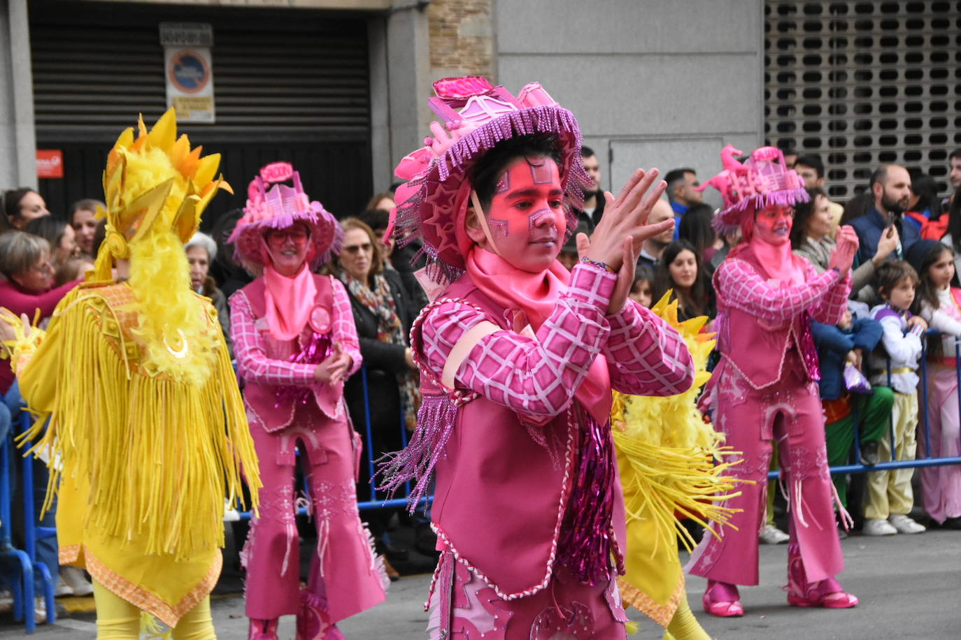 Fotos: Los comparseros más pequeños sirven el aperitivo del gran desfile de Carnaval