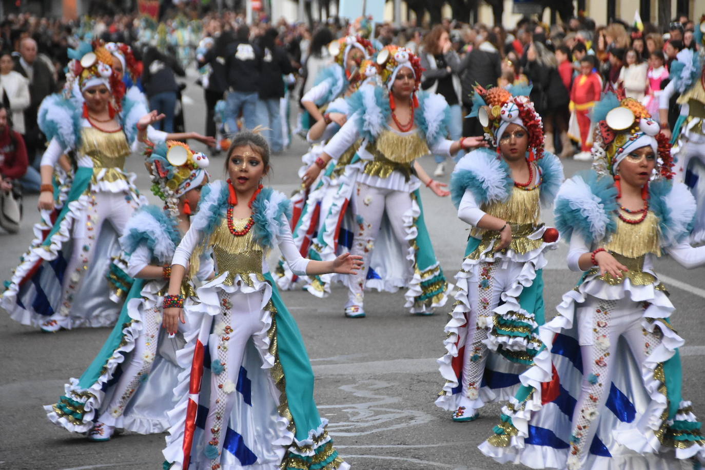 Fotos: Los comparseros más pequeños sirven el aperitivo del gran desfile de Carnaval