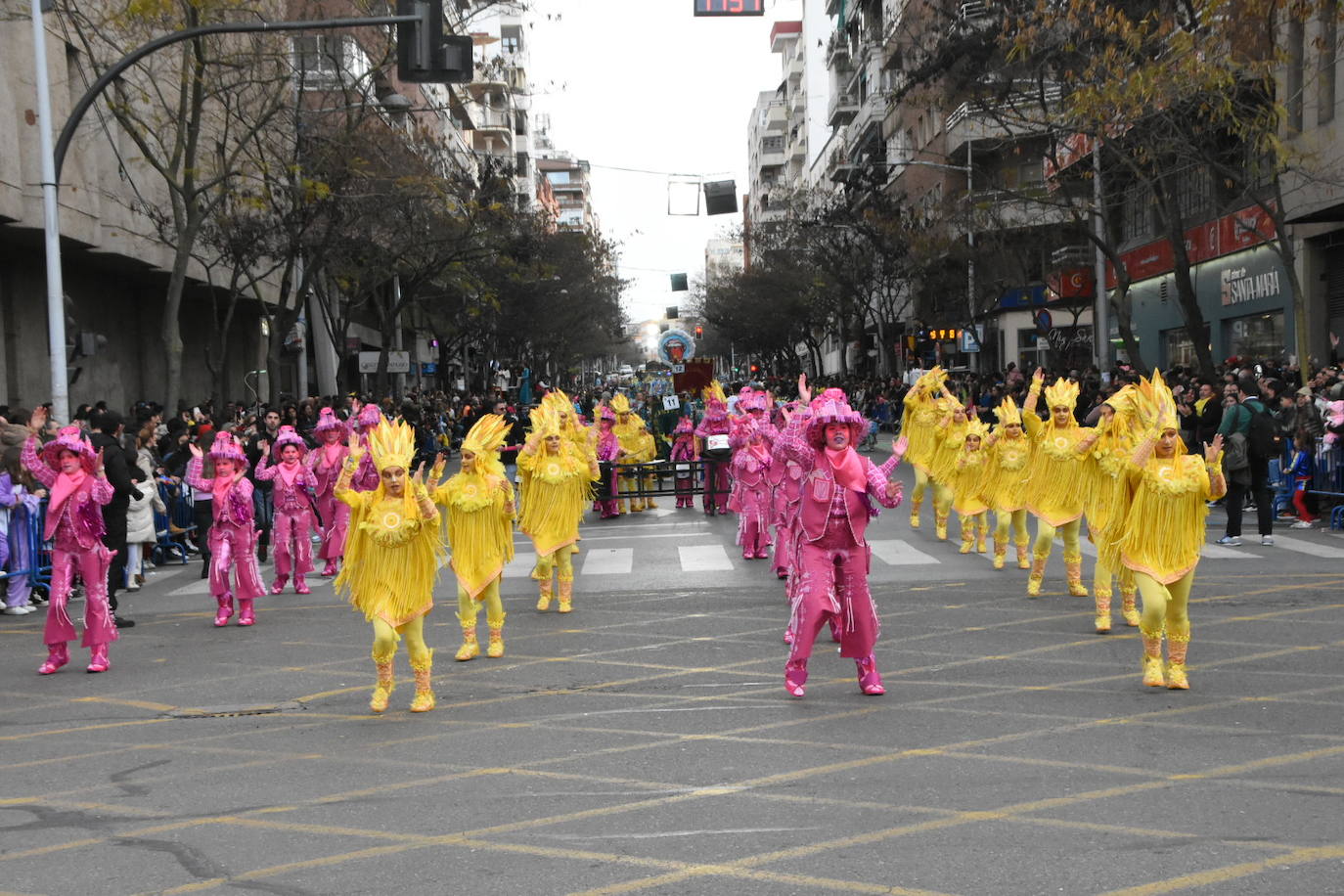 Fotos: Los comparseros más pequeños sirven el aperitivo del gran desfile de Carnaval