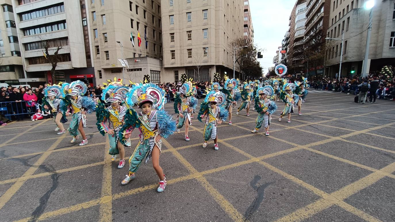 Fotos: Los comparseros más pequeños sirven el aperitivo del gran desfile de Carnaval