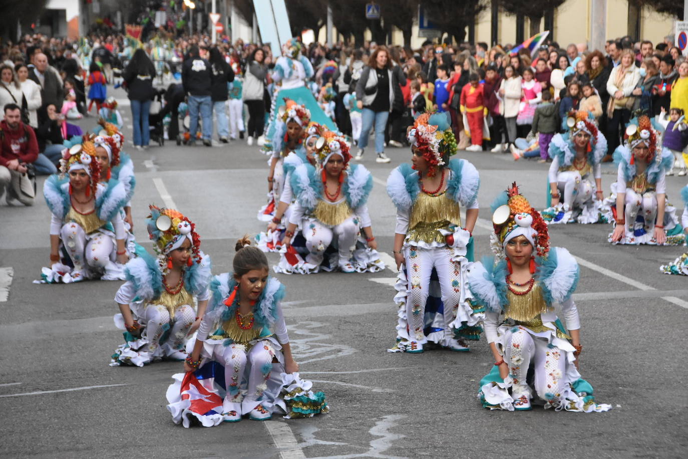 Fotos: Los comparseros más pequeños sirven el aperitivo del gran desfile de Carnaval