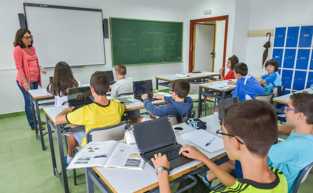 Imagen de archivo de alumnos en el instituto Barbara de Braganza de Badajoz utilizando ordenadores en clase. 