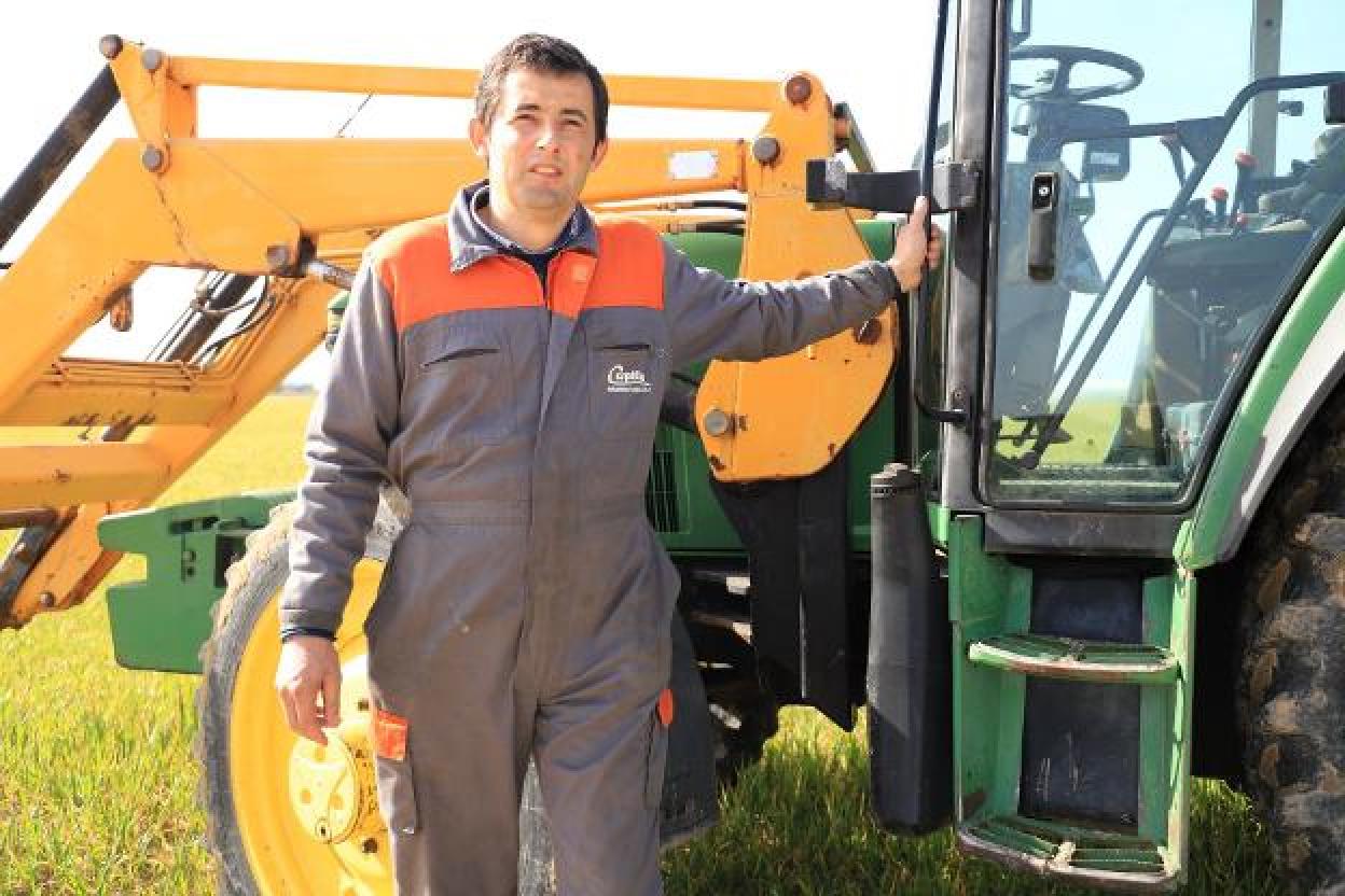 Carlos Gutiérrez de Tena junto a un tractor. 