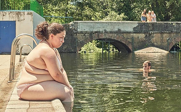 Laura Galán, protagonista de 'Cerdita', en una escena de la película rodada en la piscina natural de Gualtaminos.