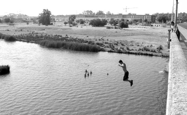 Jóvenes saltando al Guadiana.