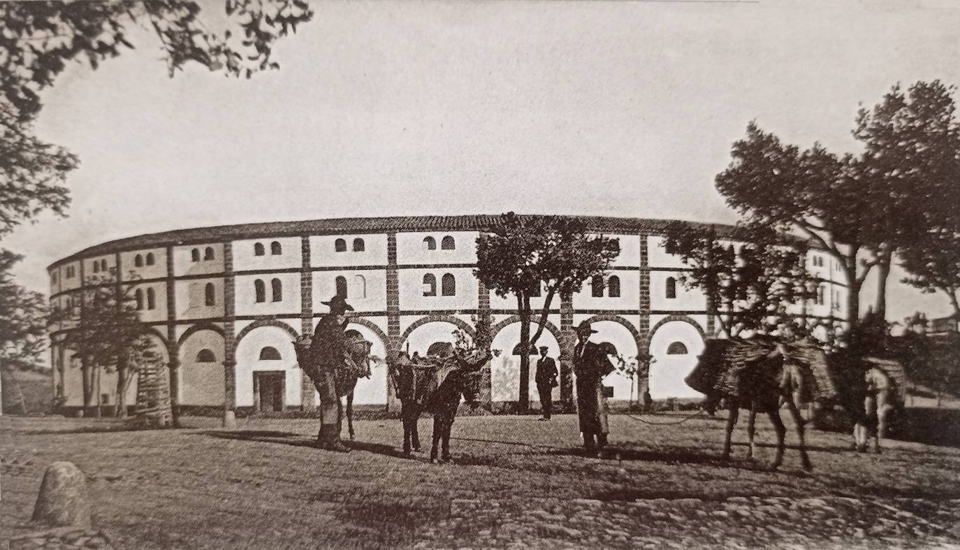 Plaza de Toros de Cáceres en 1903