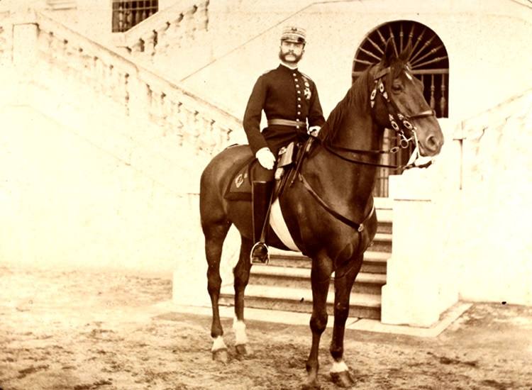 Alfonso XII al principio le dijo a Frascuelo que había que torear, pero al final suspendió la corrida dejando al tercer toro en el ruedo.