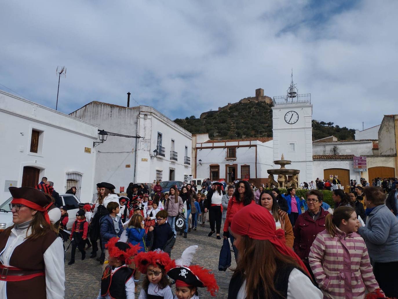 El desfile escolar, a su paso por la plaza de Francisco Vera. 