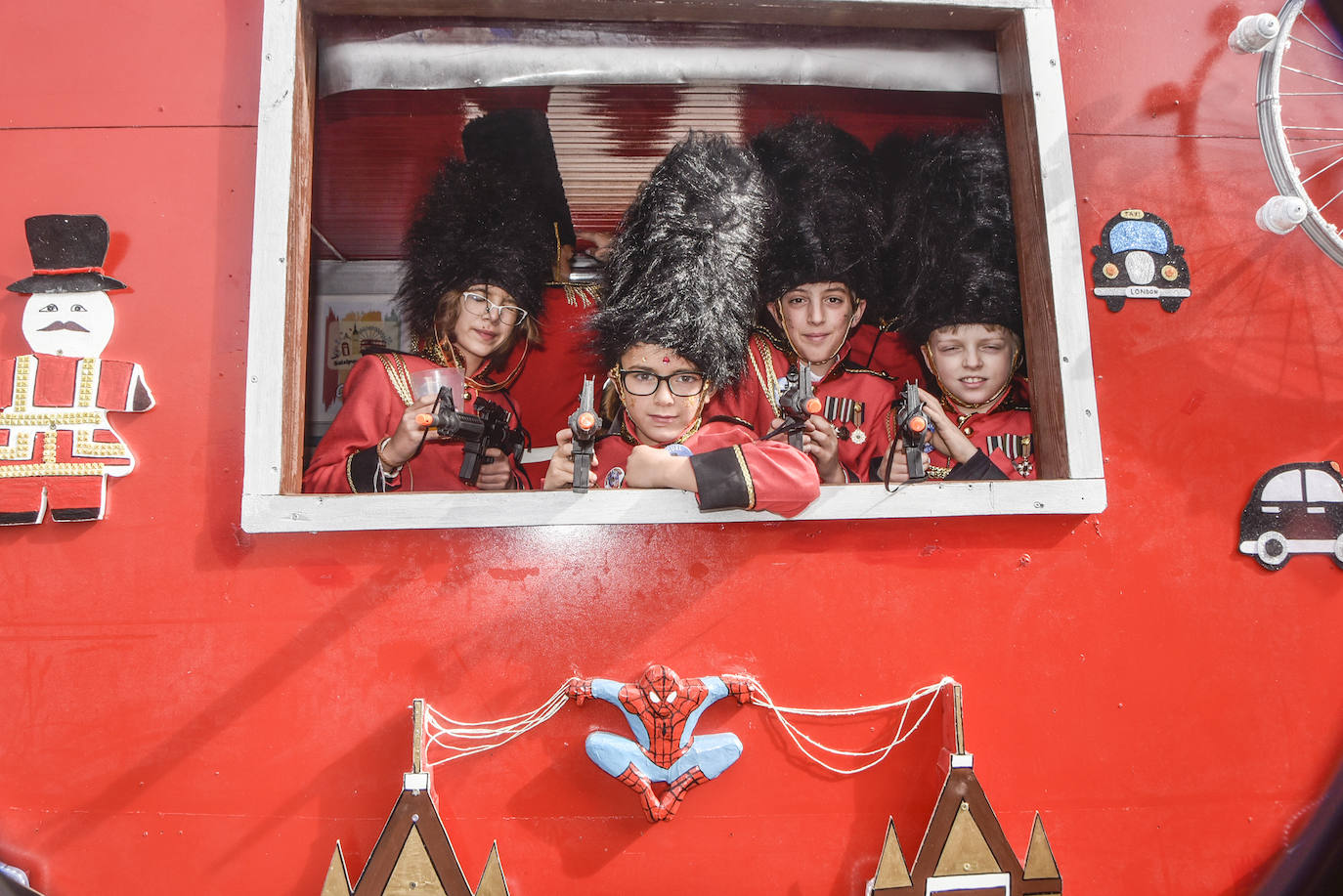 Fotos: Imágenes del desfile de artefactos del Carnaval de Badajoz